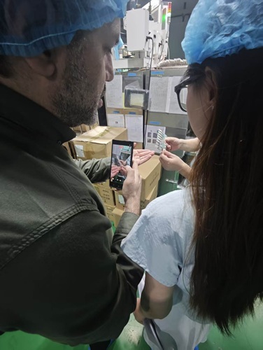 Un cliente iraní visita la fábrica de silicona de Aobo para realizar una auditoría in situ y una revisión en profundidad de las capacidades de fabricación y personalización de productos de silicona